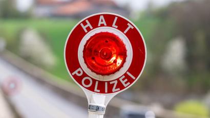 Bild: Armin Weigel/dpa
Der Polizist versuchte unter anderem mit einer Leuchtkelle, den Wagen anzuhalten. (Symbolbild)