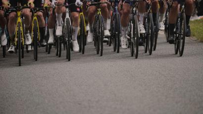 Bild: Thibault Camus/AP/dpa
Bei der Tour de la Guadeloupe haben sich zwei Radrennfahrer einfach von einem Begleitfahrzeug mitziehen lassen. (Symbolfoto)