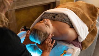 Bild: Marina Gube
Kopfhautpflege und Entspannung: So sieht eine Head-Spa-Session aus.