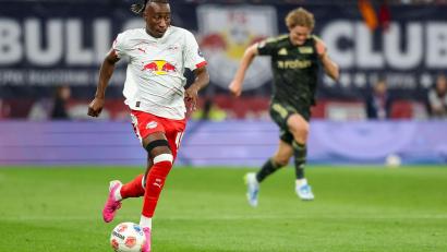 Bild: Jan Woitas/dpa
Yan Diomande ist trotz der Transferverhandlungen im Trainingslager von RB abgekommen. (Archivbild)
