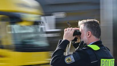 Symbolbild: Patrick Pleul/dpa
Nach jahrelangen Ermittlungen gelang mehreren bayerischen Staatsanwaltschaften gemeinsam mit der Bundespolizei ein Schlag gegen die international organisierte Schleusungskriminalität.