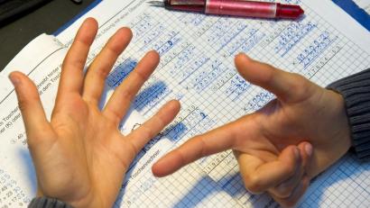 Symbolbild: Patrick Pleul/dpa
Nach der vierten Klasse wechseln viele Grundschüler auf eine weiterführende Schule wie das Gymnasium, die Realschule oder auch die Wirtschaftsschule.