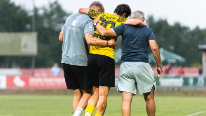 Bild: Hannah Dirscherl
Da dachte noch niemand an einen Kreuzband riss: Dennis Weidner (Mitte) wird am Freitag beim Gastspiel in Oberwildenau gestützt vom Platz geführt.