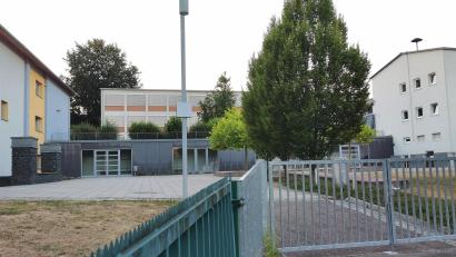 Bild: Gertraud Portner
Die Sanierung/Anbau der Doktor-Eisenbarth-Grundschule ist ab 2027 ein Großprojekt der Stadt Oberviechtach. Der Neubau (Bauabschnitt eins) entsteht am unteren Pausenhof zwischen dem Altbau (rechts) und der Mensa (links).
