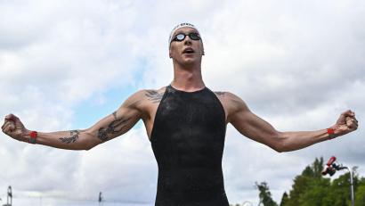 Bild: Julien De Rosa/AFP/dpa
Florian Wellbrock feiert seinen zweiten EM-Titel im Freiwasserschwimmen.