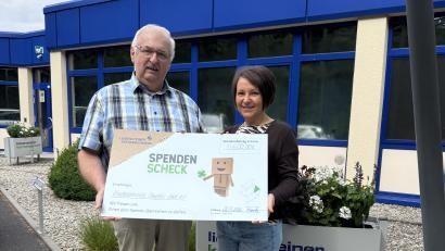 Bild: Liebensteiner Kartonagenwerk
Marion Forster vom Liebensteiner Kartonagenwerk überreicht dem ersten Vorsitzenden der Kinderkrebshilfe Oberpfalz Nord, Herbert Putzer, 6.600 Euro.