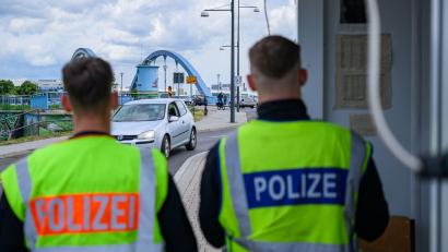 Symbolbild: Patrick Pleul/dpa
Den Ermittlungsbehörden ist ein Schlag gegen Schleuser gelungen.