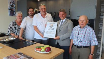 Bild: Helmut Kunz
Freude über die erneute Auszeichnung: von links Kerstin Kaiser, Juniorchef Manuel Kaiser, Seniorchef Michael Kaiser, Oberbürgermeister Benjamin Zeitler und Willi Kaiser.