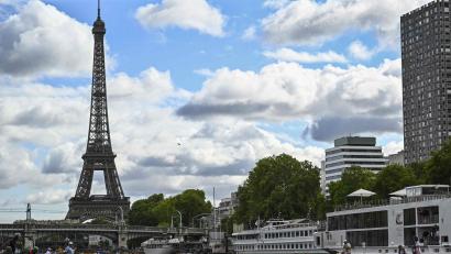 Bild: Julien De Rosa/AFP/dpa
Das Freiwasser-Rennen in der Seine findet vor prächtiger Kulisse statt.