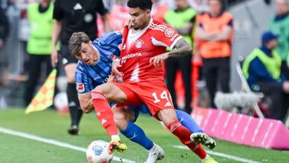 Bild: Harry Langer/dpa
Wiedersehen im Testspiel: Heidenheims Luca Kerber (l) und Luis Díaz vom FC Bayern. (Archivbild)