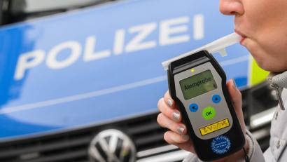 Bild: Julian Stratenschulte/dpa
Auffälliger Alkoholkonsum blieb 2025 die häufigste Ursache für eine MPU. (Symbolbild)