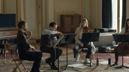 Bild: Weltkino Verleih/dpa
Dass die Musikerrollen mit echten Instrumentalisten besetzt sind, verleiht den Proben- und Konzertsequenzen besondere Glaubwürdigkeit.