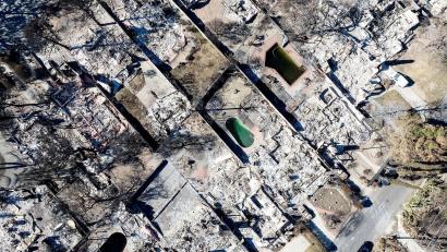 Bild: Noah Berger/FR34727 AP/AP/dpa
Die Ursache für das Eaton-Feuer wird auf einen Strommasten zurückgeführt. (Archivbild)