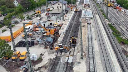 Bild: MARKGRAF Bauunternehmung
Markgraf hat ein erfolgreiches Geschäftsjahr 2025/26 hinter sich: Auf dem Bild ist die Korridorsanierung der Bahnstrecke Nürnberg–Regensburg am Bahnhof in Parsberg zu sehen.