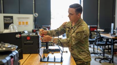 Bild: Marina Gube
US-Sergeant Ryan Minton hat ein System entwickelt, mit dem feindliche Drohnen erkannt werden sollen. Der Detektor besteht aus Teilen, die er bei Amazon bestellt hat, und wurde dann im neuen Militärlabor in Grafenwöhr zusammengebaut.