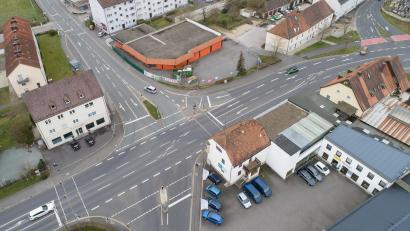 Archivbild: Thilo Hierstetter
An der Meisterkreuzung wird für Radfahrer schon seit Jahren eine "Grüne Welle" an der Ampelanlage gefordert. Solange aber der Neubau der Brücke über die Dieselstraße andauert, wird sich hier keine Änderung ergeben.