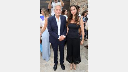 Bild: Raúl Terrel/EUROPA PRESS/dpa
Der Hollywood-Star Michael Douglas mit seiner Tochter Carys Zeta Douglas auf Mallorca.