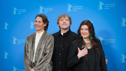Bild: Soeren Stache/dpa
Die Hauptdarsteller Seidi Haarla und Rupert Grint sowie Regisseurin Hanna Bergholm bei der Premiere von „Nightborn“ auf der diesjährigen Berlinale. (Archivbild)