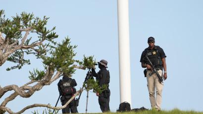 Bild: Mark Schiefelbein/AP/dpa
Beamte des Secret Service, der für die Sicherheit des Präsidenten zuständig ist, sichern den Trump National Golf Club im Großraum Los Angeles.