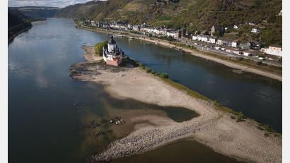 Bild: Thomas Frey/dpa
Wassermangel: Die historische Zollburg in Kaub am Rhein steht bei Niedrigwasser auf dem Trockenen.