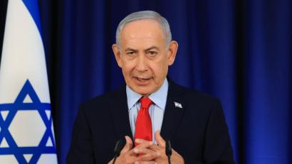 Bild: Ronen Zvulun/Pool Reuters/dpa
Der israelische Regierungschef hat sich erstmals öffentlich zu dem Plan des Friedensrats für den Gazastreifen geäußert, der die Entwaffnung der Hamas vorsieht. (Archivbild)