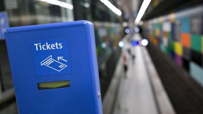 Bild: Sven Hoppe/dpa
Wohl dem, der weiß, welches Ticket er für seine Fahrt in Bus und Bahn braucht. Ab 2027 soll in Bayern schrittweise eine Vereinfachung kommen. (Illustration)