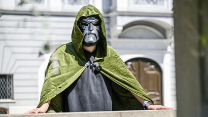 Bild: Jason Tschepljakow/dpa
Oberbürgermeister Jan Rothenbacher wirbt als Bösewicht „Doctor Doom“ dafür, dass der nächste Marvel-Film in Memmingen Premiere feiert.