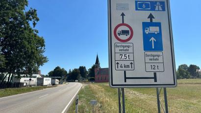 Bild: ck
Die Ortsdurchfahrt von Waidhaus ist seit 2007 für Fahrzeuge mit einem zulässigen Gesamtgewicht von mehr als 7,5 Tonnen gesperrt. Die Beschilderung mit dem Zusatzzeichen „4 km Länge“ und „Durchgangsverkehr“ an den Ortseingängen zeigt das deutlich an.