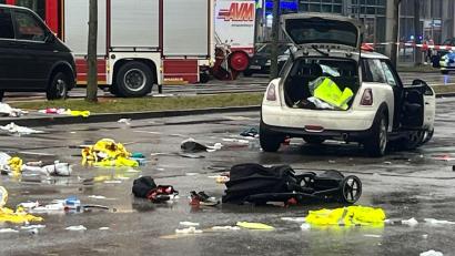 Bild: Christoph Trost/dpa
Die getötete Mutter und ihre Tochter im Kinderwagen waren die ersten, die von dem Auto erfasst wurden. (Archivbild)