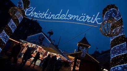 Bild: Marijan Murat/dpa
In der Elsassmetropole Straßburg gibt es Streit um die Erneuerung des Eingangsbogens zum berühmten Weihnachtsmarkt (Archivbild).