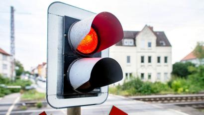 Bild: Hauke-Christian Dittrich/dpa
Nach einem Blitzeinschlag blieben die Schranken an einem Bahnübergang erstmal geschlossen. (Symbolbild)