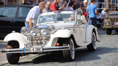 Bild: Rainer Sollfrank
Dieses weiße Elisar-Cabriolet, das auf Mercedes-Benz-Technik beruht, schaute sich auch Bürgermeister Roman Schäffler bei einem der bisherigen Treffen einmal genauer an. Auch heuer werden die Oldtimer zur Vorstellung über den Stadtplatz rollen.