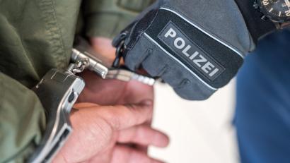 Symbolbild: Bundespolizei
Bei Grenzkontrollen an er A6 haben Beamte der Bundespolizeiinspektion Waidhaus am Dienstag (4. August) einen per Haftbefehl gesuchten Mann festgenommen.