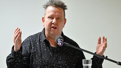 Bild: Martin Schutt/dpa
„Prinzen“-Frontmann Krumbiegel ist besorgt über einen weltweiten „Rückfall in nationalstaatliche und völkische Gedanken“. (Archivbild)