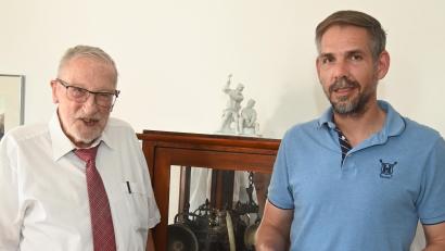 Bild: Gerhard Franz
Ambergs Oberbürgermeister Michael Fritz (rechts) gratuliert dem 95-jährigern Hans-Peter Drescher zum Geburtstag.