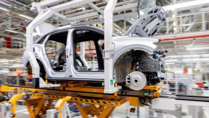 Bild: Hauke-Christian Dittrich/dpa
Die deutsche Autoindustrie schaut positiver in die Zukunft. (Symbobild)
