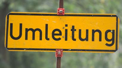 Symbolbild: Tim Brakemeier/dpa
Wegen der laufenden Kanalarbeiten müssen Teile der Gartenstraße in Auerbach auch weiterhin gesperrt werden.
