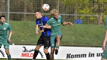 Bild: Hubert Ziegler
Zurück nach Rotsperre: Jonas Schwindl (rechts) steht der DJK Gebenbach nach seiner Sperre am Freitag gegen Bamberg wieder zur Verfügung.