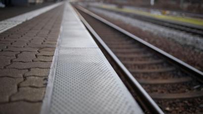 Bild: Daniel Karmann/dpa
Die einfahrende S-Bahn konnte noch vor dem 67-Jährigen auf den Gleisen stoppen. (Symbolbild)