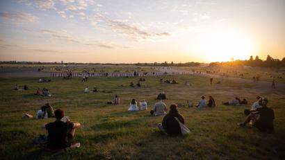 Bild: Sebastian Gollnow/dpa
Das Tempelhofer Feld wird zur Bühne für das Berlin Circus Festival“. (Archivbild)
