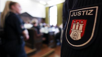 Bild: Christian Charisius/dpa
Im Prozess gegen die rechtsextreme Terrorgruppe „Letzte Verteidigungswelle“ hat das Hanseatische Oberlandesgericht das Urteil verkündet.