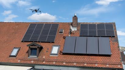 Bild: Jan Schmidt, Stadt Amberg
Die Drohne fliegt über das Sanierungsgebiet Luitpoldhöhe und überprüft die vorhandenen PV-Module.