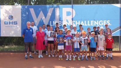 Bild: mte
Das sind die Sieger der offenen Landkreismeisterschaft im Tennis zusammen mit dem Turnierleiter Martin Schmid (Zweiter von links), Vereinsvorsitzendem Andreas Dörner (Vierter von links) sowie den Ehrengästen auf der Anlage der TSG Mantel-Weiherhammer.