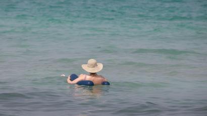 Bild: Clara Margais/dpa
Das Mittelmeer wird immer wärmer und ein Bad bei Wassertemperaturen um die 30 Grad bringt keine Erfrischung mehr. (Archivbild)