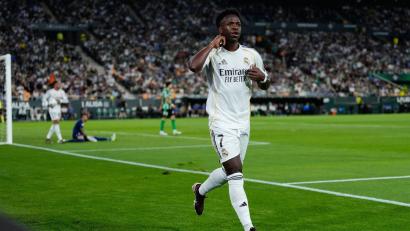 Bild: Jose Breton/AP/dpa
Vinícius Junior hat seinen Vertrag bei Real Madrid langfristig verlängert. (Archivbild)