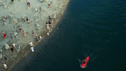 Bild: Bela Szandelszky/AP/dpa
Das Niedrigwasser der Donau legt Inseln frei.