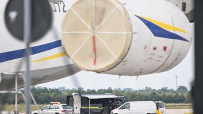 Bild: Hendrik Schmidt/dpa
Nach dem Fund einer Drohne mit Sprengvorrichtung am Flughafen Leipzig/Halle fordert ein Luftverkehrsexperte einen besseren Schutz kritischer Infrastruktur. (Archivbild)