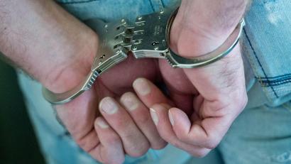 Symbolbild: Boris Roessler/dpa
Die Polizei hat zwei mutmaßliche Mitglieder der Terrororganisation Islamischer Staat festgenommen, darunter einen 46-Jährigen in Weiden.