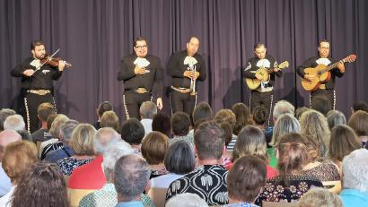 Bild: ckl
Passend zum hochsommerlichen Wetter brachten die fünf Musiker von "Mariachi Universal" mexikanische Klänge nach Kemnath.