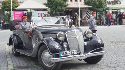 Bild: jut
Kommandeurin Hekja Marlen Werner verabschiedet sich von ihrem Weidener Bataillon 375 – in einem uralten Oldtimer-Cabrio.